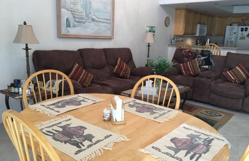 Red Mountain Ranch Casa | ¡3 habitaciones con baño! Amplia casa adosada de 2 pisos con piscina y spa + garaje para 2 autos