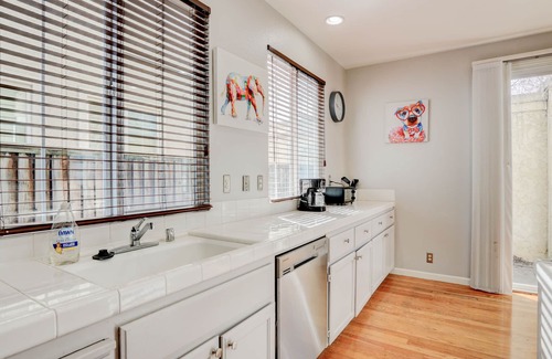 North Stonehurst Casa | 4 Bedrooms only 10 minutes from Oakland Airport, 27 minutes from San Francisco