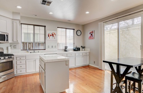 North Stonehurst Casa | 4 Bedrooms only 10 minutes from Oakland Airport, 27 minutes from San Francisco