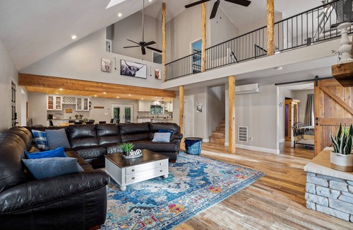 Heber Cabina | 4 Bedrooms, Sleeps 16, Hot Tub, Games, Tesla Charger, Smart TV's, MORE!