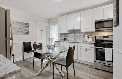 Orange Casa | 4 Bedrooms with easy access to NYC , Newark and The American Dream Mall .Parking