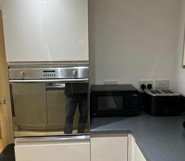 Basingstoke Apartamento | 4 Beds 2 Bath Lift Refurbished Monthly Discounts