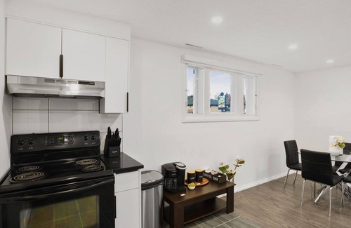 Northwest Calgary Casa | 4 Beds |2 Baths |King Beds|Close to U of C & Nose Hill Park