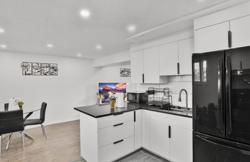 Northwest Calgary Casa | 4 Beds |2 Baths |King Beds|Close to U of C & Nose Hill Park