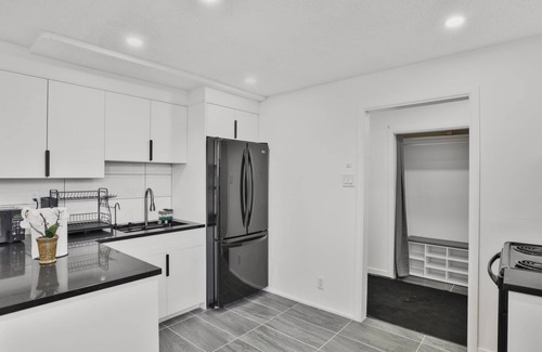 Northwest Calgary Casa | 4 Beds |2 Baths |King Beds|Close to U of C & Nose Hill Park