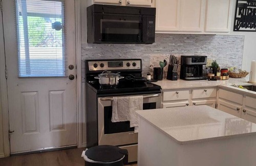 Euless Casa | 4 beds~3br-2.5 bath~family/Pets~Long-stay discount!-shopping/ DFW airport