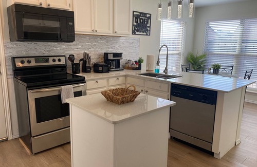 Euless Casa | 4 beds~3br-2.5 bath~family/Pets~Long-stay discount!-shopping/ DFW airport