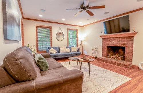 Cary Casa | 4 Beds ,King Bed, Tvs, Kids essentials, office, Grill, Crib, in Bond park ,PNC Arena