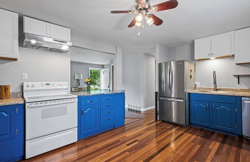 East Old Golden Rd Casa | 4 Beds, Mountain View, great parks, gateway to the Rockies, washer and dryer