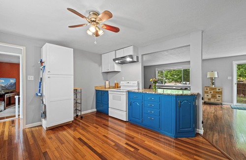 East Old Golden Rd Casa | 4 Beds, Mountain View, great parks, gateway to the Rockies, washer and dryer