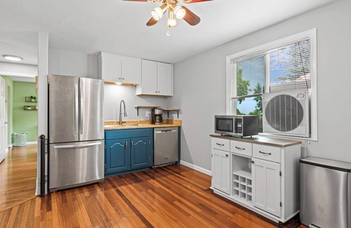 East Old Golden Rd Casa | 4 Beds, Mountain View, great parks, gateway to the Rockies, washer and dryer