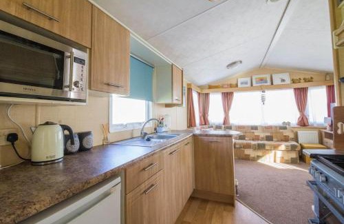 Anderby Creek Otro | 4 Berth Caravan For Hire At Sunkist Holiday Park Near Skegness Ref 42084S