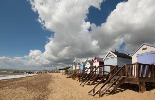 Felixstowe Otro | 4 Berth Caravan With Unlimited Wi-Fi At Suffolk Sands Holiday Park Ref 45022B