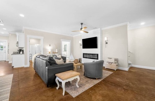 Holiday Beach Casa | 4 BR 2BA Beach House w/ POOL sleeps 12, Cross Street to Beach!