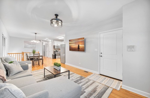 West Town Apartamento | 4 br/3ba, Great for Large Groups, Garage Parking. Spacious and updated!