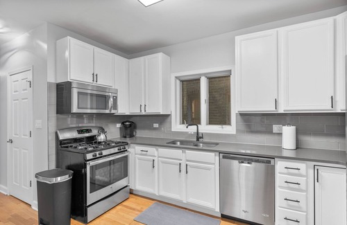 West Town Apartamento | 4 br/3ba, Great for Large Groups, Garage Parking. Spacious and updated!