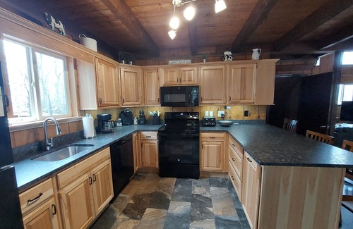 Bushkill Casa | 10% OFF 8/24 -4 BR, 3FULL Ba, King Bed, 7 TVs, EPIC Gameroom, FirePit, A/C!