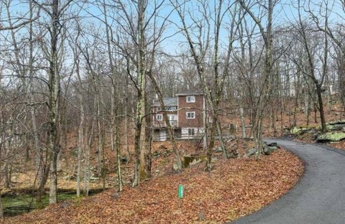 Bushkill Casa | 10% OFF 8/24 -4 BR, 3FULL Ba, King Bed, 7 TVs, EPIC Gameroom, FirePit, A/C!