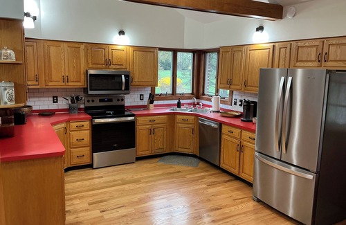 Hummelstown Casa | 4 BR 4 Bath Ranch Home with HOT TUB, 4 Miles to Hershey