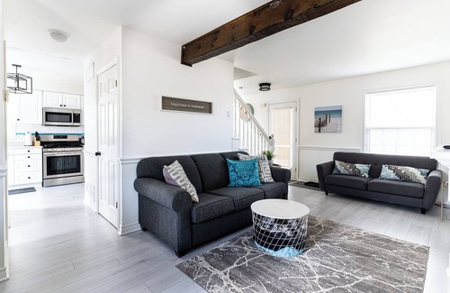 Wasaga Beach Cabaña | 4 BR Beach Cottage: Hot Tub- Firepit-Table tennis