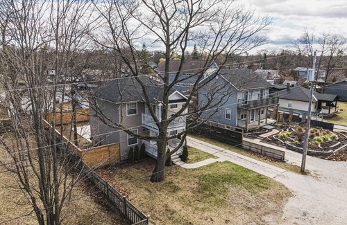Wasaga Beach Cabaña | 4 BR Beach Cottage: Hot Tub- Firepit-Table tennis
