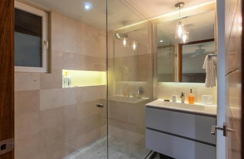Zona sur Apartamento | 4 BR Casa Indah is a Gorgeous New 3400 SF Condo