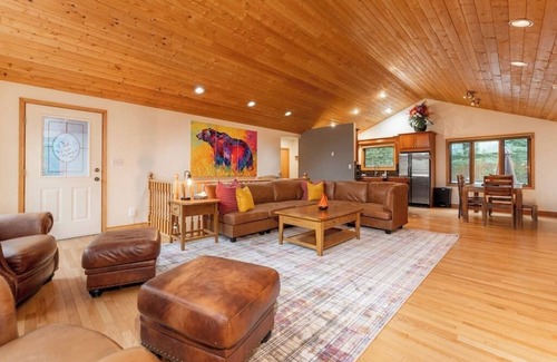Jasper East Casa | 4 Br Mountain Chalet | PRIVATE Pool/Hot Tub |2-min DRIVE to Jasper National Park