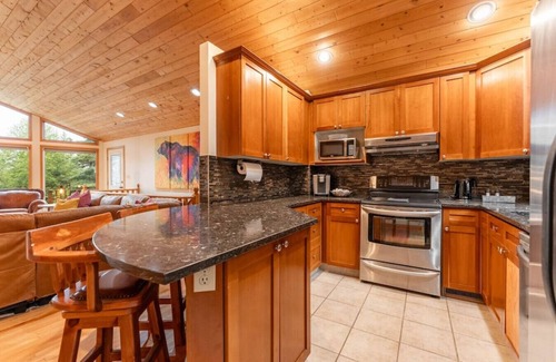 Jasper East Casa | 4 Br Mountain Chalet | PRIVATE Pool/Hot Tub |2-min DRIVE to Jasper National Park