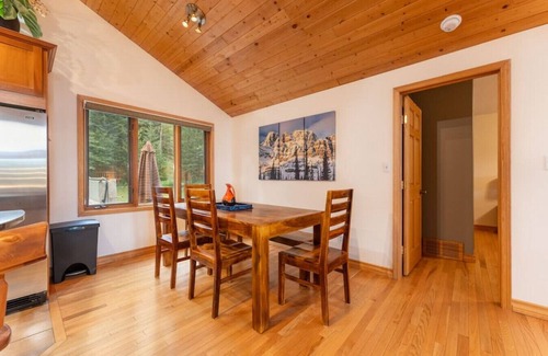 Jasper East Casa | 4 Br Mountain Chalet | PRIVATE Pool/Hot Tub |2-min DRIVE to Jasper National Park