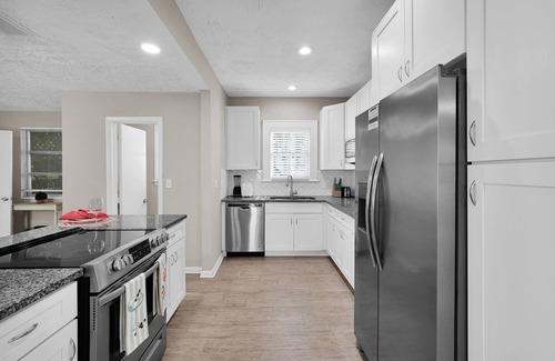 Murray Hill Casa | 4 BR Murray Hill Retreat l Stock Tank Pool l BBQ l 2 King Beds
