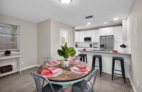 Murray Hill Casa | 4 BR Murray Hill Retreat l Stock Tank Pool l BBQ l 2 King Beds