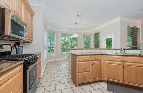 Paris Casa | 4 BR Spacious Luxury Home, 3 beds are King, perfect for executives or a family