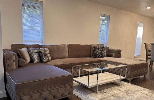 Briarforest Villa | 4 BR Villa ,Patio,Hottub,2 backyard near highway close to Med center