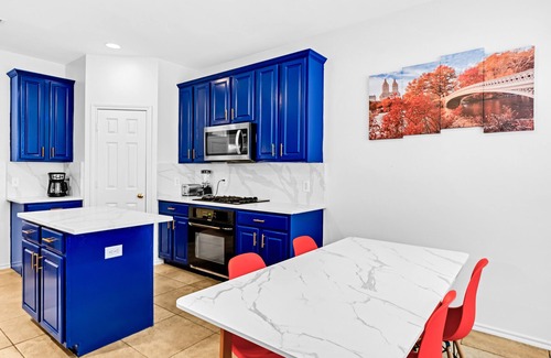 South Arlington Casa | 4 BR w/pool, 10 min to Six flags, AT&T Stadium & Globe life park