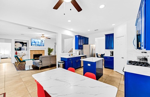 South Arlington Casa | 4 BR w/pool, 10 min to Six flags, AT&T Stadium & Globe life park