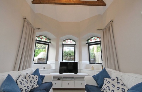 Totland Bay Cabaña | 4 CHURCH HOUSE, family friendly, with a garden in Totland Bay