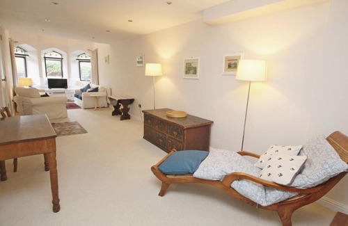 Totland Bay Cabaña | 4 CHURCH HOUSE, family friendly, with a garden in Totland Bay