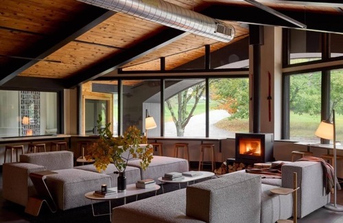 Stowe Area Hotel | 4 Deluxe Double Queens | Tälta Lodge, a Bluebird by Lark | with Indoor Pool