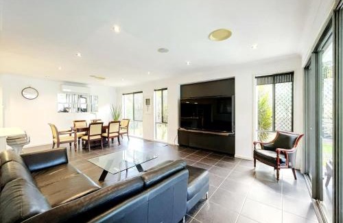 Calamvale Casa | 4 Ensuites Patio Pool BBQ Billiards Media Room