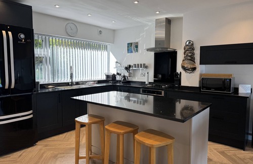 Brixham Cabaña | 4 Heath Rise - sleeps 6 guests in 3 bedrooms