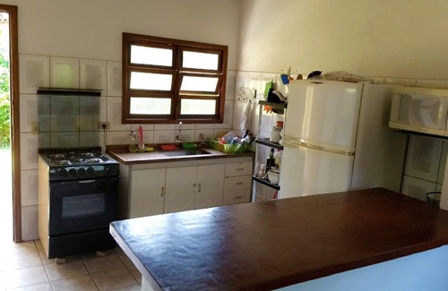 Barra do Sahy Casa | 4 casas de 2 y 3 dormitorios (sala de estar, cocina, baño, barbacoa y muebles)