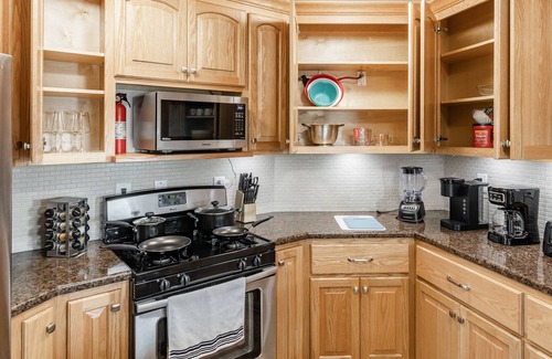 Normal Casa | 4 King Beds - Fast WiFi - Garage - Huge Yard