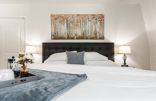 Normal Casa | 4 King Beds - Fast WiFi - Garage - Huge Yard
