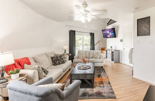Normal Casa | 4 King Beds - Garage - Fast Gig WiFi - Huge Yard