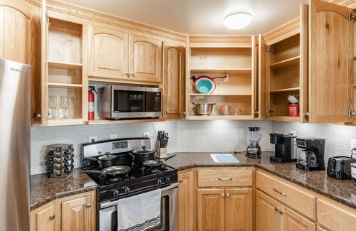 Normal Casa | 4 King Beds - Garage - Fast Gig WiFi - Huge Yard