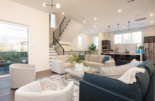 Washington Ave./ Memorial Park Casa | 4-Level Modern Luxury w Cozy Rooftop near Downtown
