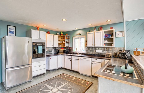 Bernard Casa | 4 Mi to Acadia Trails: Coastal Maine Home w/ Deck