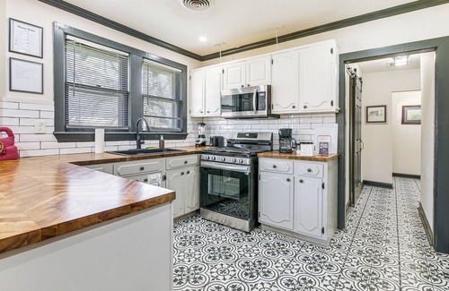 Vollintine-Evergreen Casa | 4 Mi to Beale Street & FedExForum: Home w/Yard!