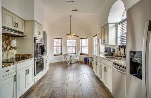 Algiers Casa | 4 Mi to Bourbon St: Spacious Retreat w/ Wet Bar!