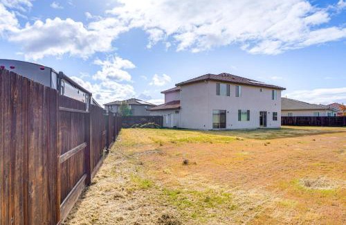 Rosedale Casa | 4 Mi to CSUB Campus Spacious Home with Yard